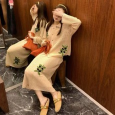 批发巨好看<b class='q'>时尚</b>套装女翻领镂空上衣2026超火穿搭一整套新款休闲半身裙