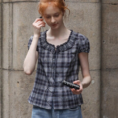批发复古法式<b class='q'>格子</b>短款衬<b class='q'>衫</b>女夏新款木耳边甜美减龄修身学院风上衣小<b class='q'>衫</b>