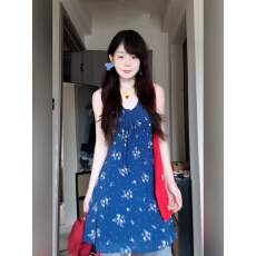批发法式复古蓝色碎花挂脖吊带连衣裙女夏季度假风<b class='q'>时尚</b>绝美收腰短裙子