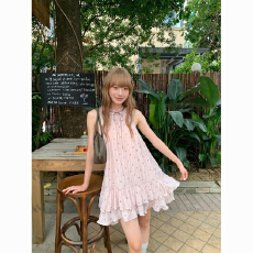 韩系纯欲波点荷叶边下摆蝴蝶结系带挂脖连衣裙女2026夏季新款短裙