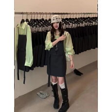 批发韩系高级感绿色衬衫叠穿背带裙套装女春夏时尚减龄宽松吊带连衣裙