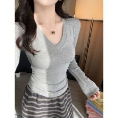 批发95棉春秋季新款v领T恤打底衫女大码胖mm百搭内搭修身正肩长袖上衣