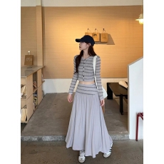 批发秋冬新款韩系时尚<b class='q'>套装</b>女设计感修身<b class='q'>条纹</b>针织衫高腰半身裙<b class='q'>套装</b>