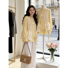 批发巨好看的早春穿搭甜美清新蕾丝马甲叠穿碎花长袖打底衫女两件<b class='q'>套装</b>