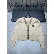 批发已出大货TOP学院风V领格纹小熊刺绣针织开衫女2025冬减龄毛衣外套