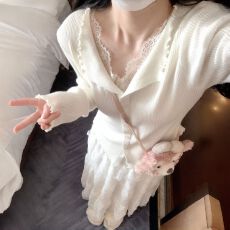 批发法式温柔蕾丝拼接V领木耳边针织打底衫上衣<b class='q'>女</b>高级感修身内搭毛衣