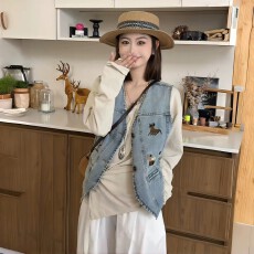 批发2026年春季新款复古刺绣牛仔马甲女无袖<b class='q'>百搭</b>设计感小个子外套上衣