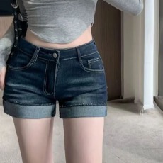 批发美式深蓝色设计感卷边牛仔短裤女夏季低腰性感超短包臀a字热裤子