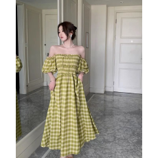 批发气质一字肩两穿短袖格子连衣裙女2026年夏季设计感显瘦沙滩度假裙