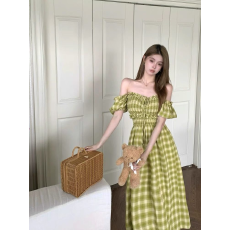 批发法式复古<b class='q'>连衣裙</b>子<b class='q'>女</b>装夏季新款一字肩格子中长款洋气泡泡袖a字裙