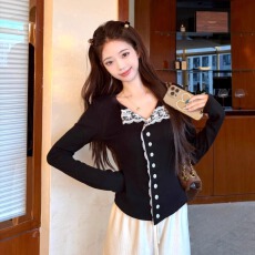 批发蕾丝拼接长袖T恤<b class='q'>女</b>新款冬季新款设计感黑色V领纽扣打底衫