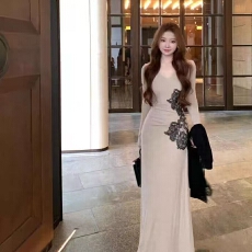 批发新中式气质拼接蕾丝V领<b class='q'>连衣裙</b>针织2025秋冬收腰修身长裙