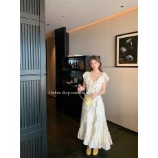 批发<b class='q'>连衣裙</b>2026新款今年流行爆款法式垂坠感荷叶边V领碎花度假沙滩裙