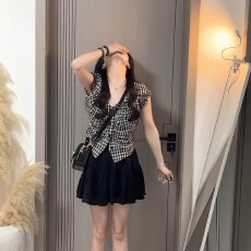 批发设计感小个子褶皱格子v领泡泡袖<b class='q'>衬衫</b>女夏季修身<b class='q'>显瘦</b><b class='q'>衬衣</b>短款上衣