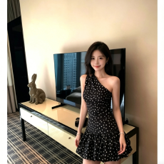 批发2026春夏新款波点斜肩领褶皱超短款花苞连衣裙挂脖黑色波点连衣裙