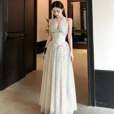 批发法式挂脖波点连衣裙夏2026新款收腰显瘦V领气质长裙高级感仙女裙