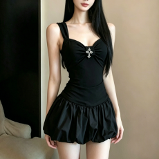 批发辣妹修身无袖背心黑色A字连衣裙女夏季短款设计感露背花苞蓬蓬裙