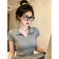 批发韩版高级感灰色翻领短袖<b class='q'>针织衫</b><b class='q'>女</b>2026夏季新款镂空设计感修身上衣