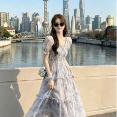 批发法式碎花连衣裙<b class='q'>女</b>夏季超仙<b class='q'>新款</b>方领泡泡袖收腰显瘦雪纺长裙温<b class='q'>柔风</b>