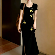 批发2026春夏<b class='q'>新款</b>复古蝴蝶印花女士黑色连衣裙女短袖收腰显瘦开衩<b class='q'>长裙</b>