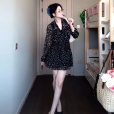 批发新款法式赫本风黑色<b class='q'>碎花</b>连衣裙子女秋季独特漂亮气质收腰<b class='q'>短裙</b>
