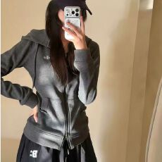 批发<b class='q'>修身</b>显瘦开衫连帽卫衣女洋气设计感短款拉链外套潮