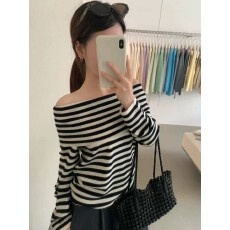 批发韩系设计感小众露锁骨<b class='q'>条纹</b><b class='q'>针织衫</b>女秋冬新款软糯绝美一字肩上衣潮