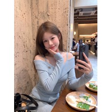 批发韩系蓝色露肩挂脖针织衫女秋冬季修身纯欲风设计感毛衣<b class='q'>打底衫</b>上衣