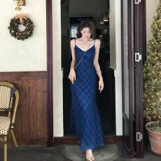 批发绝美漂亮克莱因蓝格纹吊带<b class='q'>连衣裙</b>女夏2026新款纯欲甜辣风掐腰长裙