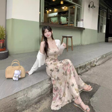 批发茶歇法式蝴蝶吊带套装连衣裙<b class='q'>女</b>夏<b class='q'>新款</b>度假风绝美感收腰显瘦纯欲裙