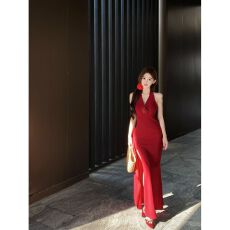 批发法式高级感气质挂脖<b class='q'>连衣裙</b>女夏季新款性感<b class='q'>开叉</b>高腰显瘦包臀长裙子