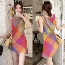 批发多巴胺穿搭挂脖无袖格子连衣裙女夏季漂亮独特设计感收腰气质裙子