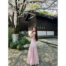 批发粉色u领无袖背心<b class='q'>连衣裙</b>女夏季修身收腰蕾丝裙子设计感辣妹a字长裙