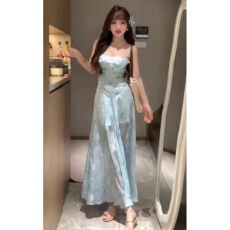 批发法式蓝色碎花吊带连衣<b class='q'>裙</b>女夏季海边度假绝美气质收腰性感纯欲长<b class='q'>裙</b>