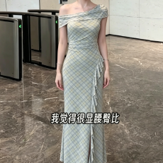 批发季百搭温柔风不规则荷叶边<b class='q'>连衣裙</b>女2026新款格纹斜肩收腰长裙子