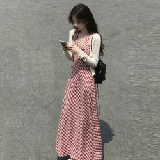 批发法式复古红色挂脖格子<b class='q'>连衣裙</b>女夏季设计感绝美海边度假风吊带长裙