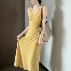 批发法式黄色碎花吊带<b class='q'>连衣裙</b>子女装2026夏季新款海边度假风高级感长裙