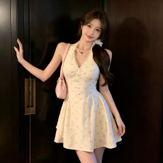 批发<b class='q'>蕾丝</b>拼接露背v领挂脖连衣裙女夏季修身碎花裙子甜美收腰蓬蓬<b class='q'>短裙</b>