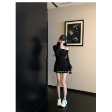 批发何晨曦 美式斜肩<b class='q'>连衣</b>裙女夏性感不对称设计<b class='q'>长袖</b>收腰显瘦百褶短裙