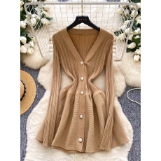 批发法式女装高级感V领金属扣收腰长袖针织连衣裙秋<b class='q'>冬</b>显瘦气质毛衣裙