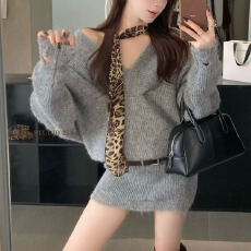 批发辣妹豹纹性感大V领破洞设计感百搭休闲针织连衣裙配丝巾女秋季