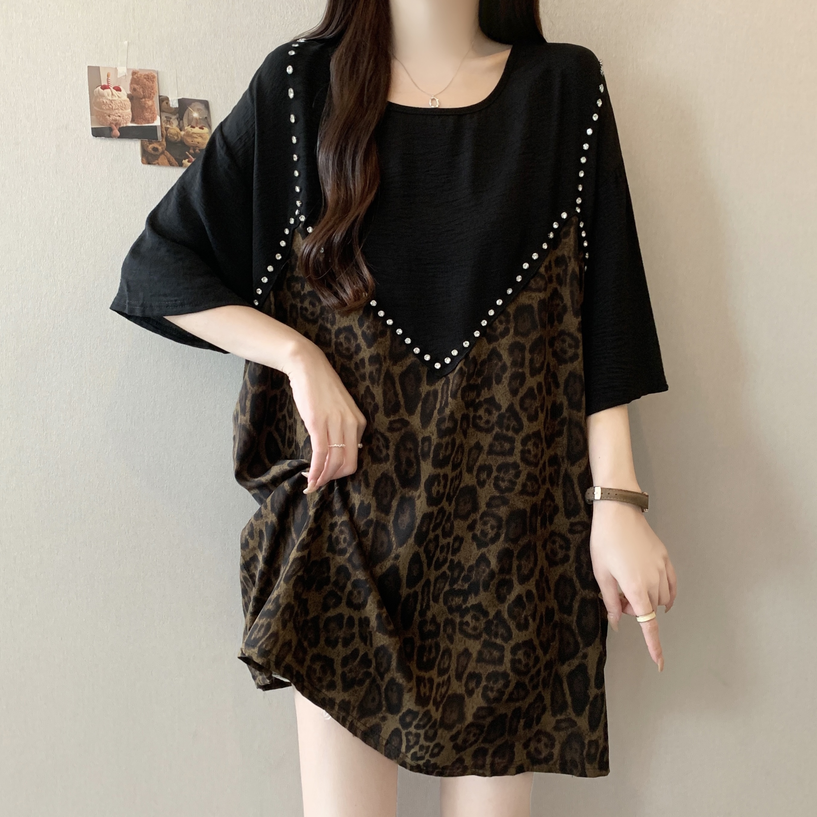 MY11146# 夏季新款胖妹妹大码拼接豹纹镶钻宽松显瘦设计感中长款上衣女女裝貨源服裝批發