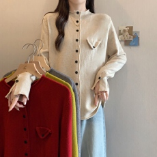 批发实拍<b class='q'>大码</b>简约单排扣羊毛<b class='q'>针织衫</b>口袋盖装饰开叉袖口立领宽松毛衣