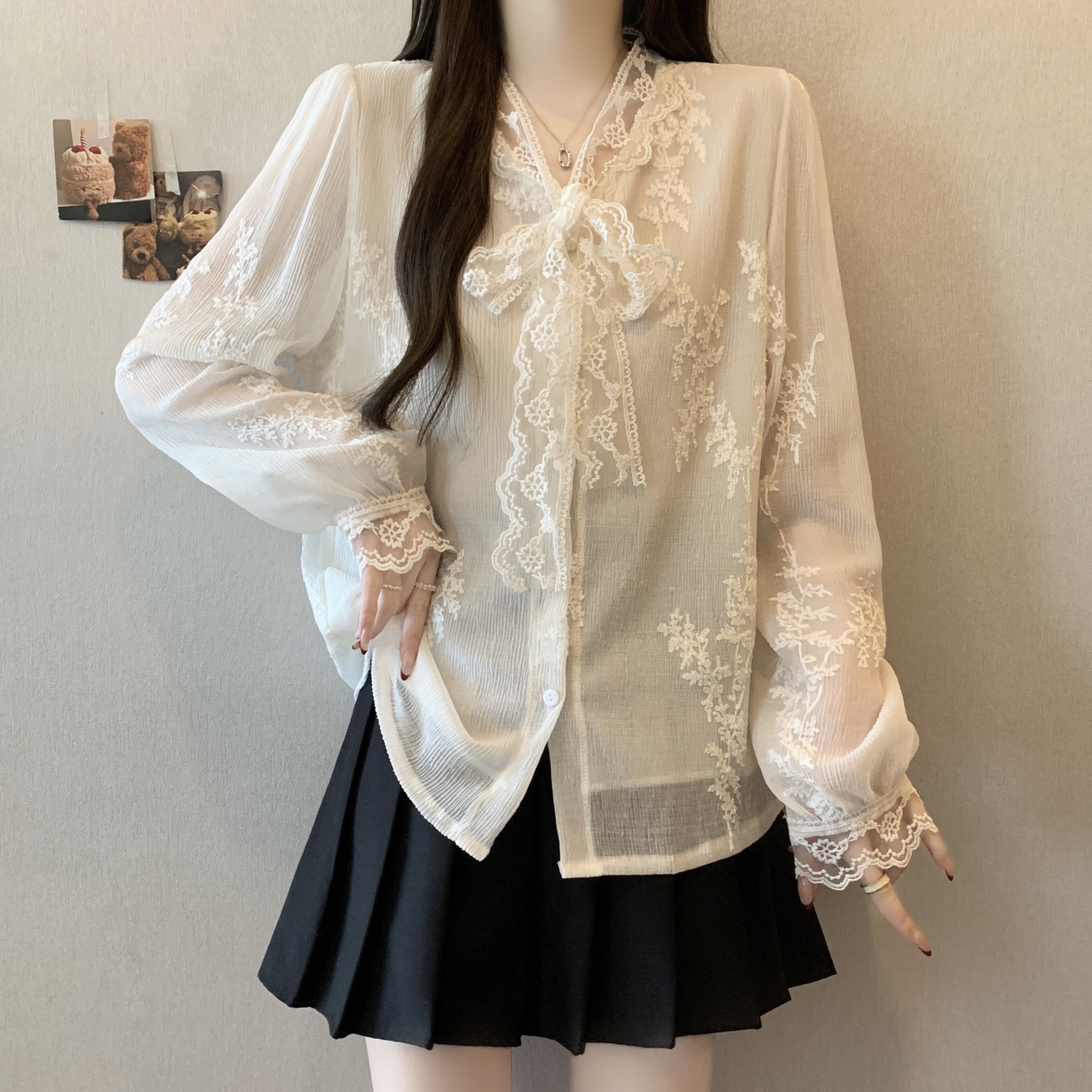 실사 빅 사이즈 레이스 여성 셔츠 레이스업 나비 매듭 벨트 인사이드 가져 가라. 2026 봄 새로운 디자인 센스 긴팔 맨위