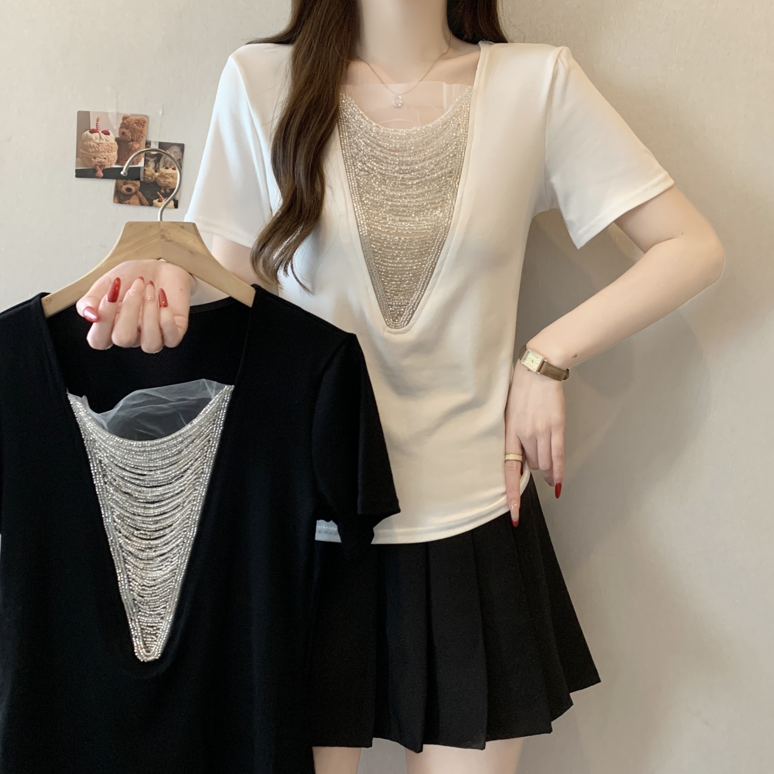 실사 빅 사이즈 패션 디자인 센스 구슬 사슬 V넥 반팔 맨위 2026 이른 봄 새로운 세련된 연령 감소 고유 한 티셔츠