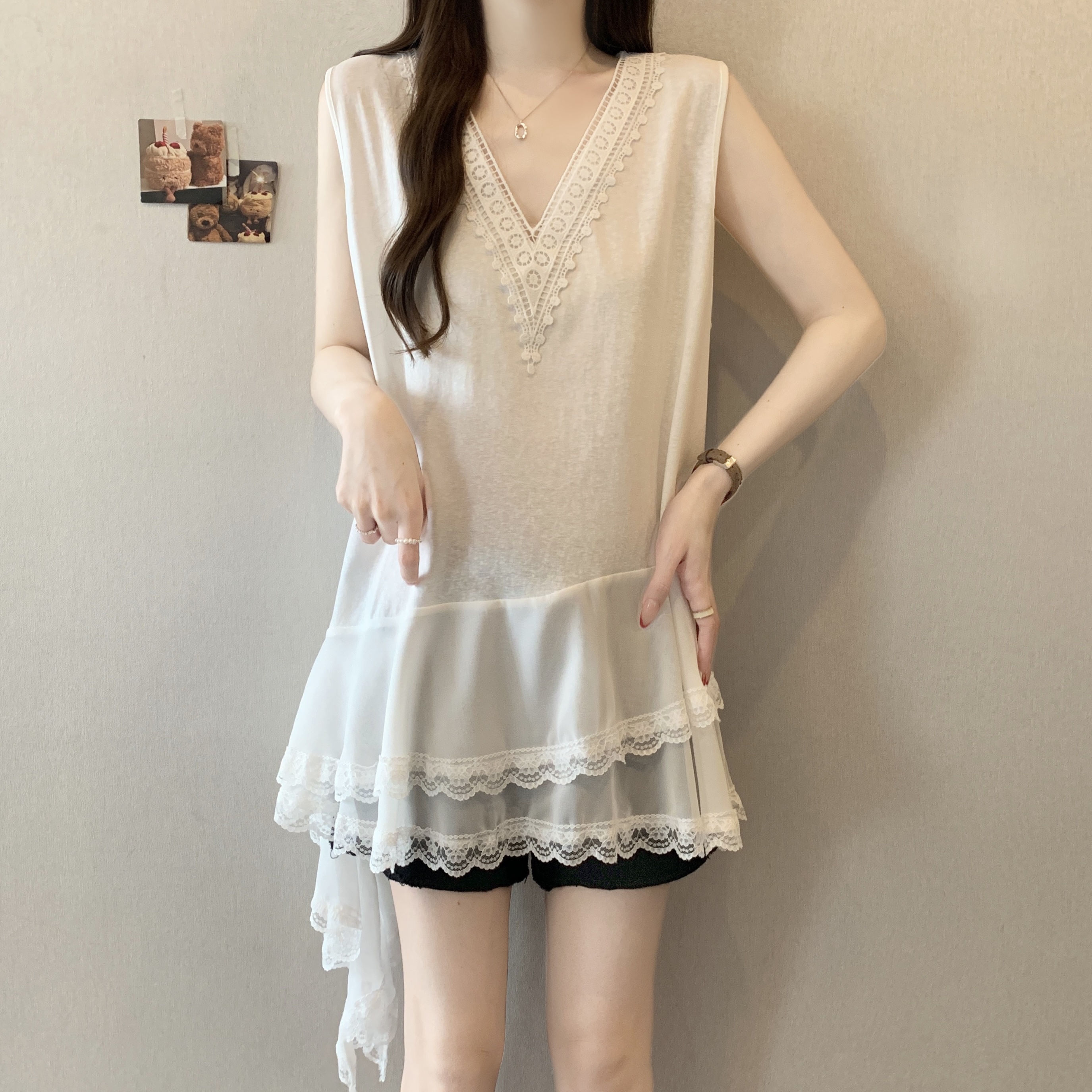 실사 빅 사이즈 2026 여름 새로운 V넥 레이스 조각 고급 디자인 센스 루즈핏 슬림해 보이는 민소매 맨위