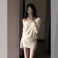 批发秋季纯欲辣妹高级感斜肩长袖设计感收腰露肩包臀裙子<b class='q'>连衣裙</b>女法式