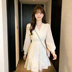 批发2026新款法式V领<b class='q'>连衣裙</b>秋季女装小个子高级感欧货蕾丝<b class='q'>甜美</b>短裙子