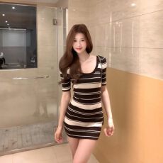 批发轻熟优雅风V领单排扣连衣裙<b class='q'>女</b>2026年夏季高级感收腰显瘦包臀长<b class='q'>裙</b>