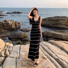 批发轻奢高级春夏季无袖背心长裙黑色条纹山茶花针织<b class='q'>连衣裙</b>内搭<b class='q'>打底裙</b>